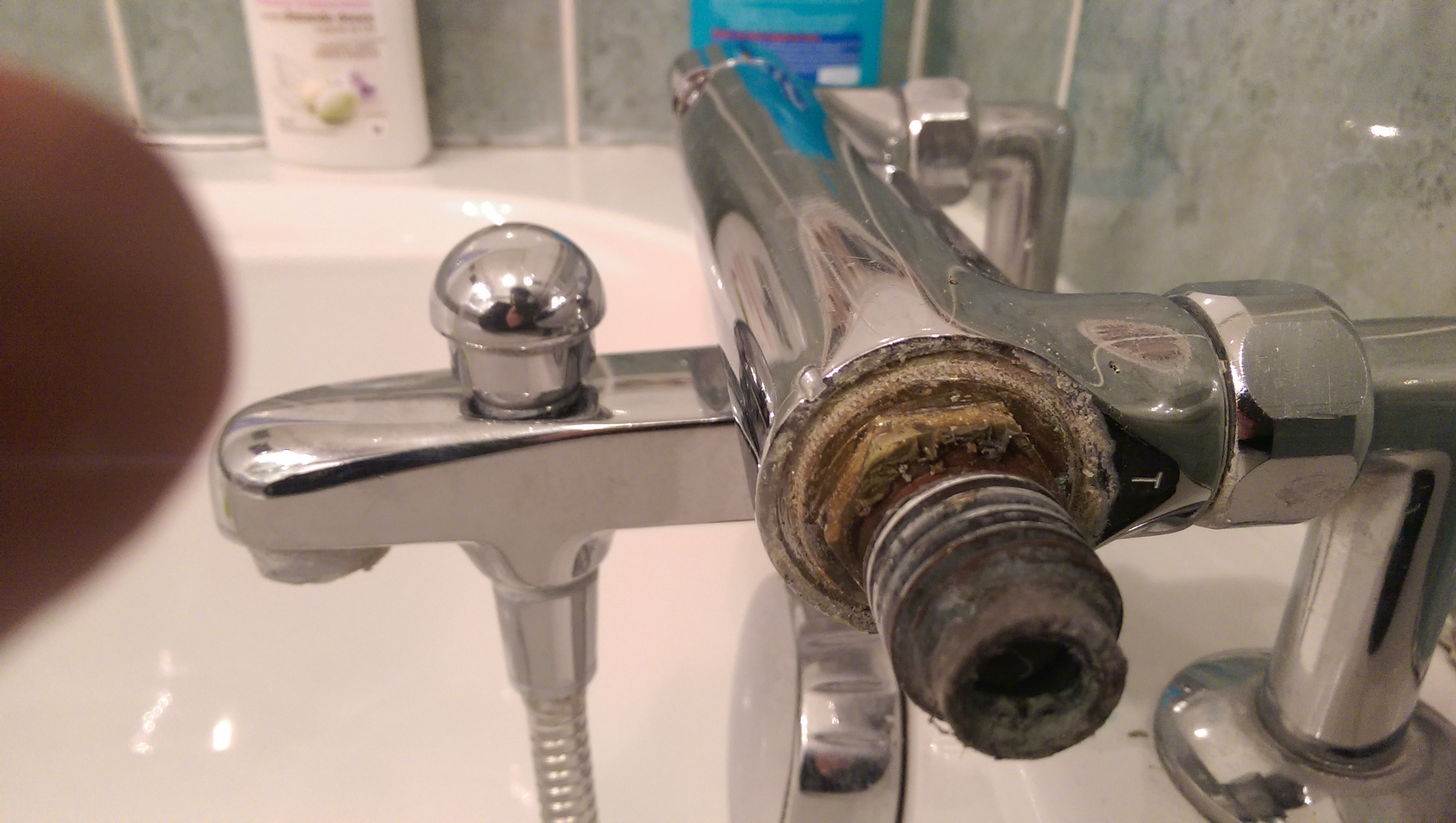 problème mitigeur thermostatique eau chaude détartrer la cartouche  thermostatique douche baignoire 