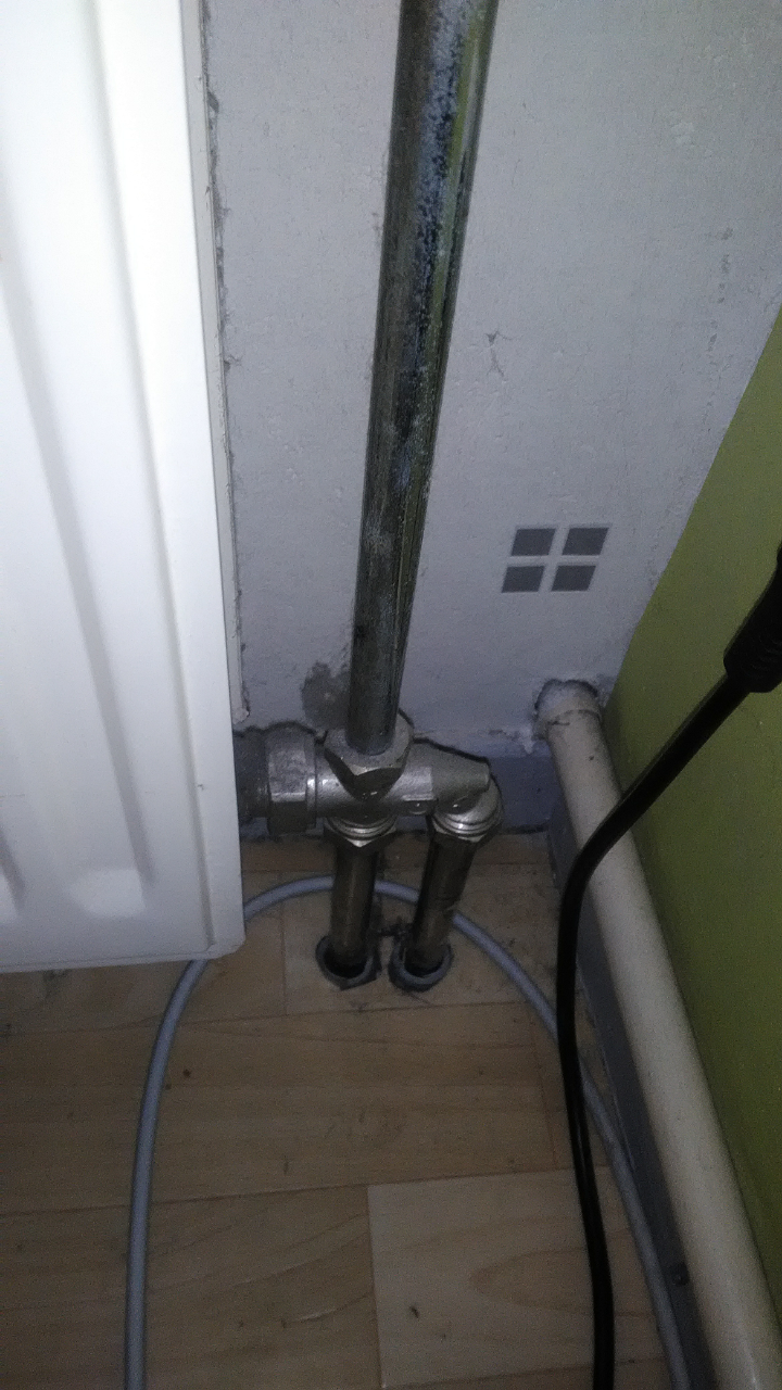 Remplacer un radiateur par congelation des tuyaux de chauffage