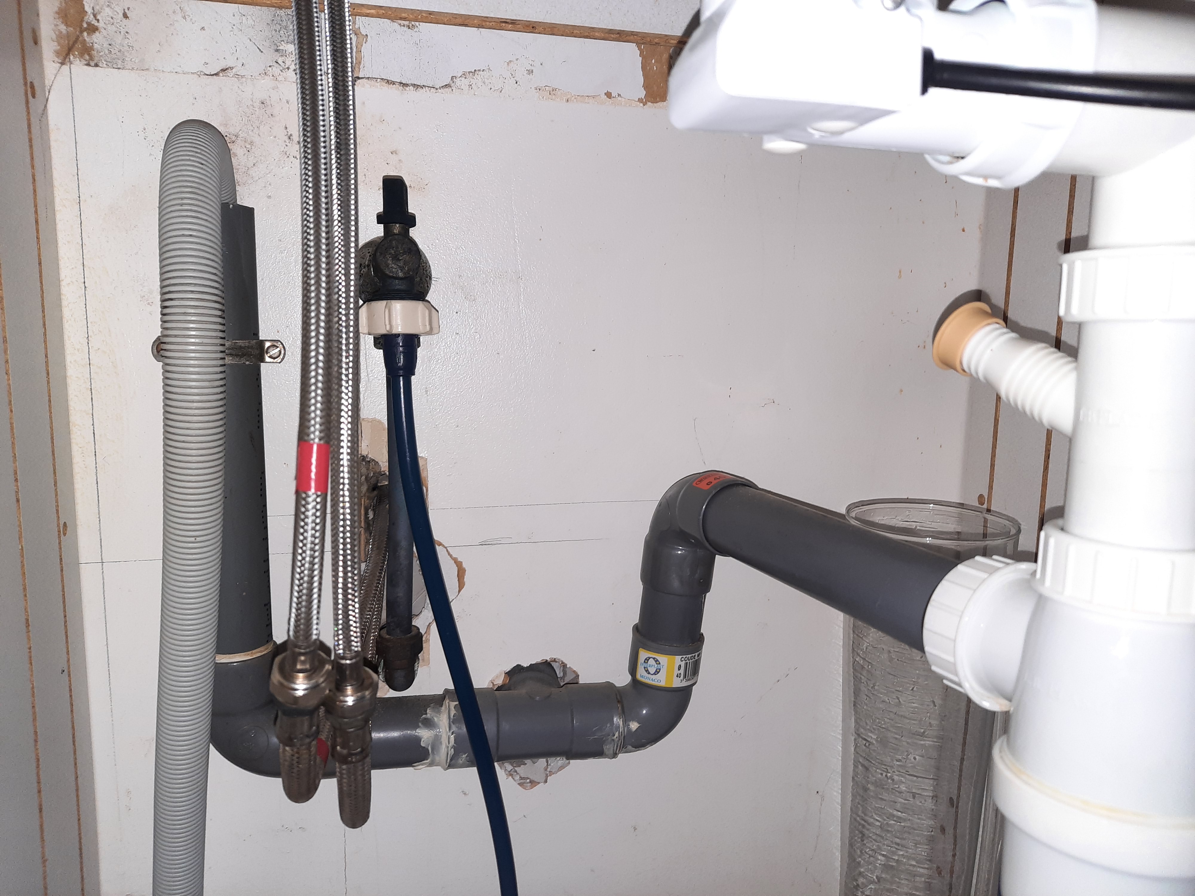 Les tuyaux de drainage sous un évier de cuisine avec lave-vaisselle  connection Photo Stock - Alamy