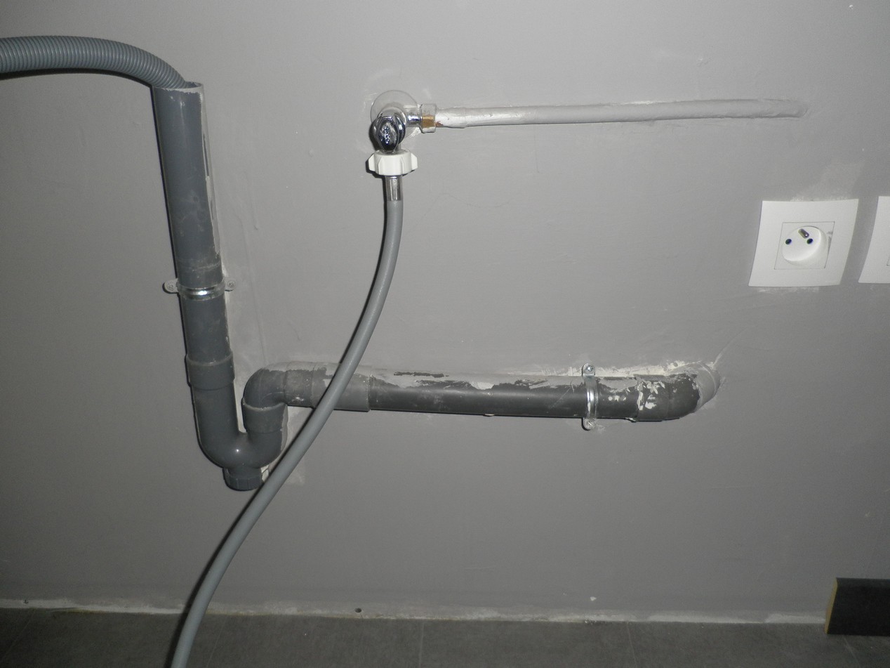 Comment empêcher les remontées d'odeurs nauséabondes par le tuyau PVC  d'évacuation du lave-linge 