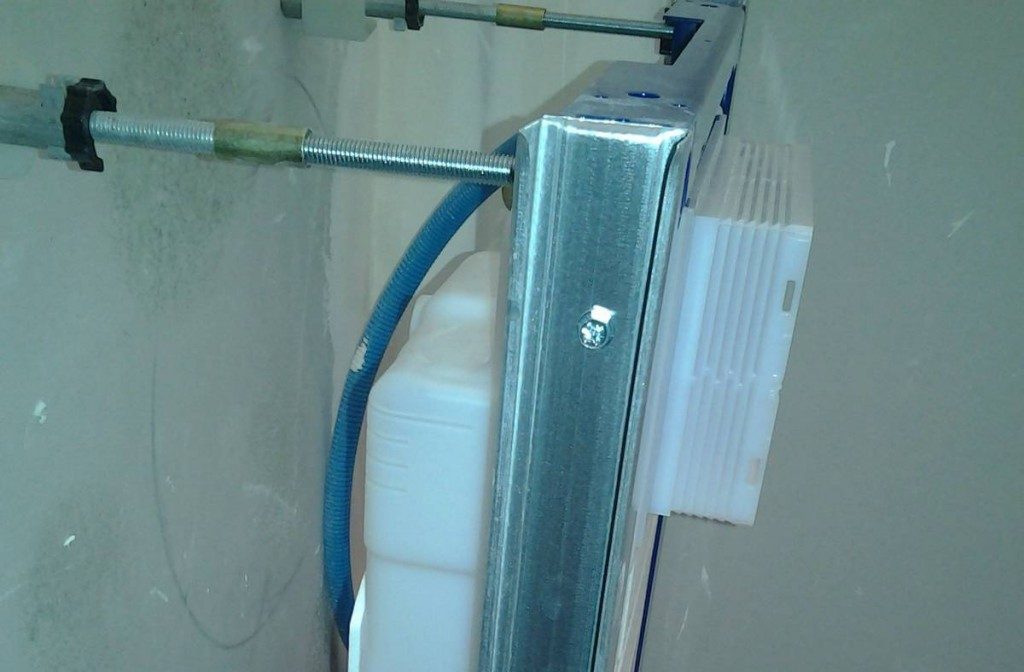 Ossature fixé sur le batis