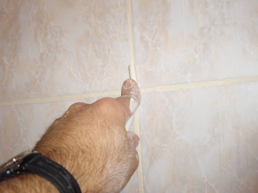 Au besoin ajuster le joint