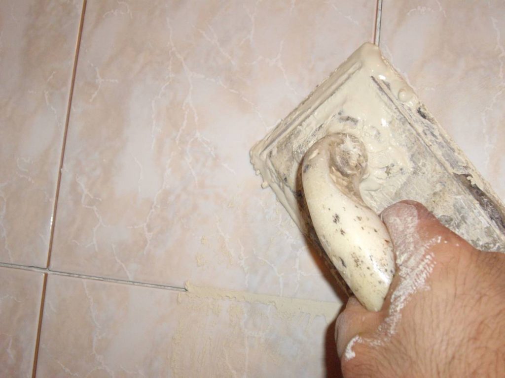 étaler le produit de rebouchage