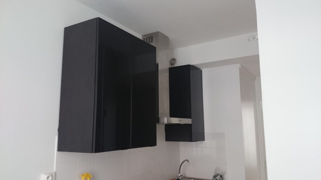 Hotte a recyclage avec grilles de ventillation