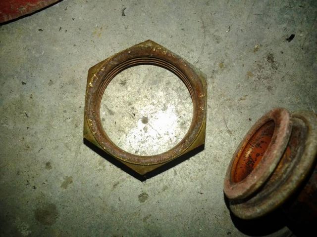 Zoom sur écrou cassé