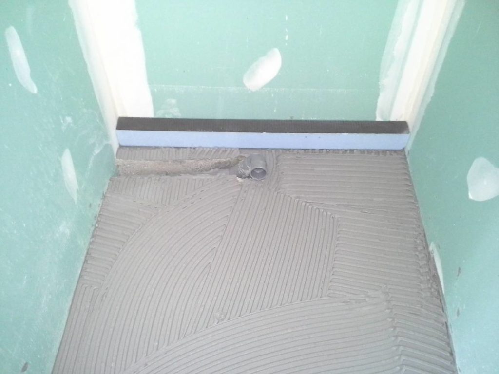 Etaler la colle carrelage