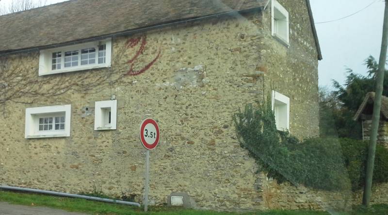 Image de: maison avec murs très epais