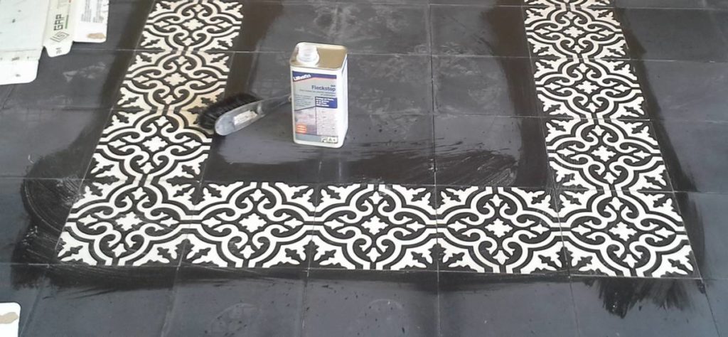 segonder la couche sur les carreaux de couleur