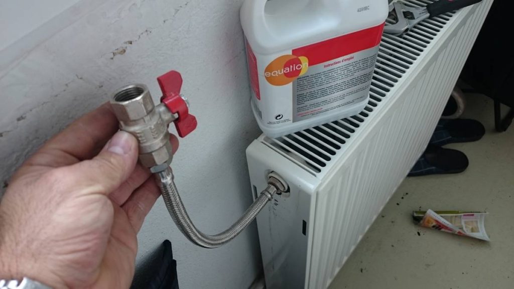 verser le produit dans l'entounoir