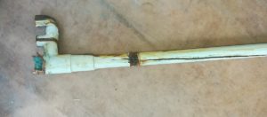 Morceau de tuyau cuivre complètement Oxydé