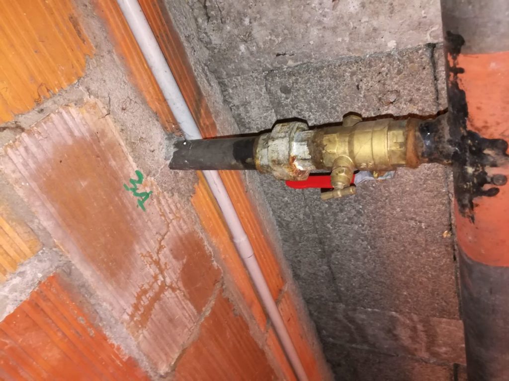 Colone scellé dans le ciment