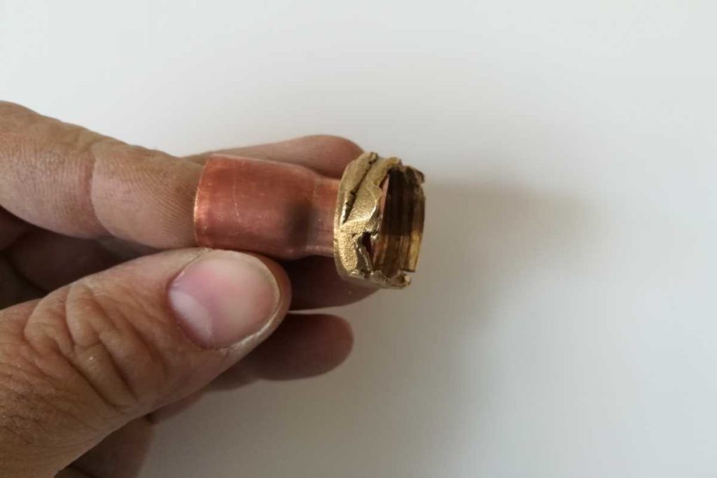 Raccord cuivre laiton defectueux