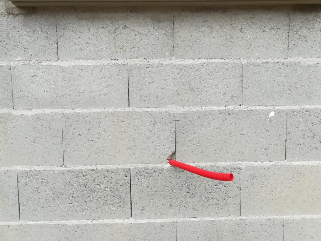 tuyau sortant du mur