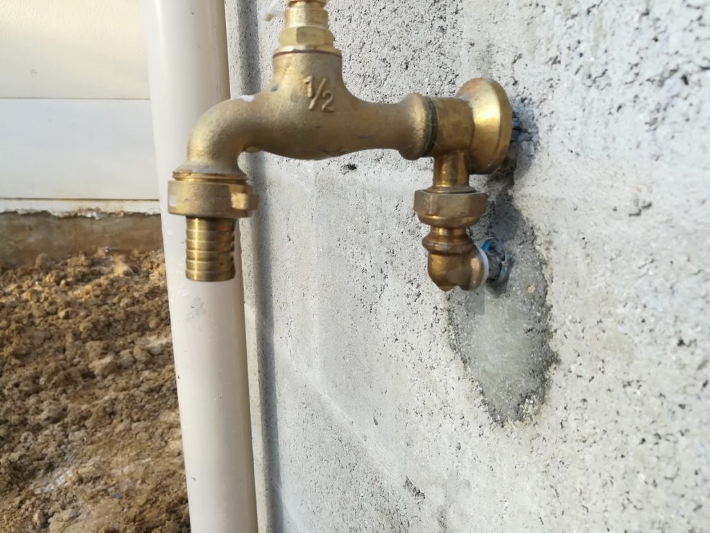 Sortie murale pour robinet de jardin