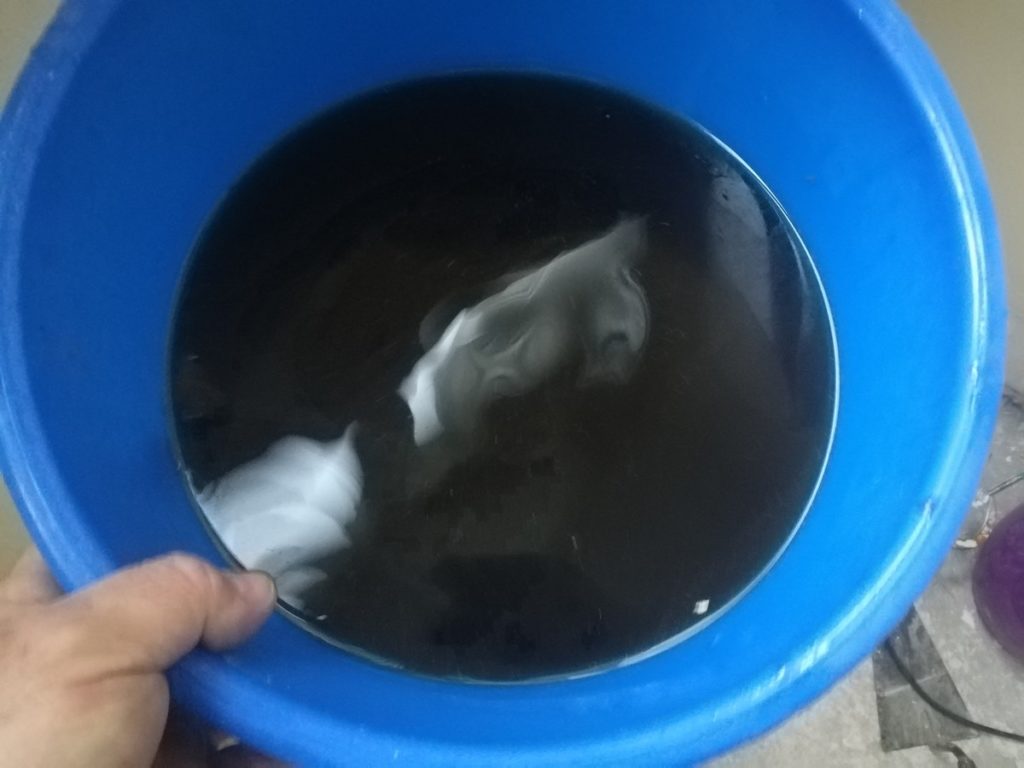 Eau noire du circuit de chauffage