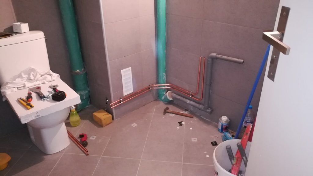 pose de tuyaux plomberie