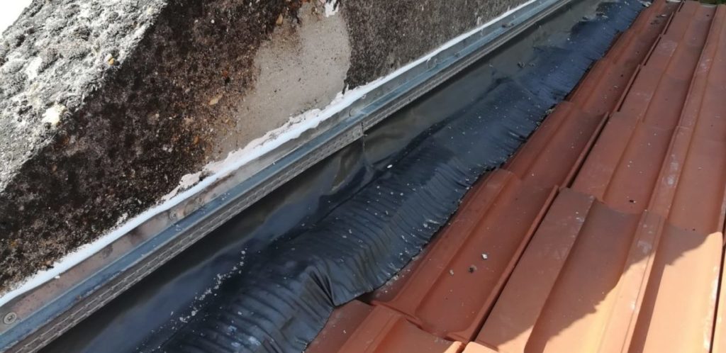 réfection du joint au silicone de couverture.