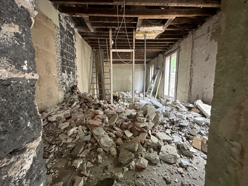 Démolition des plafond en bacoula et des cloisons