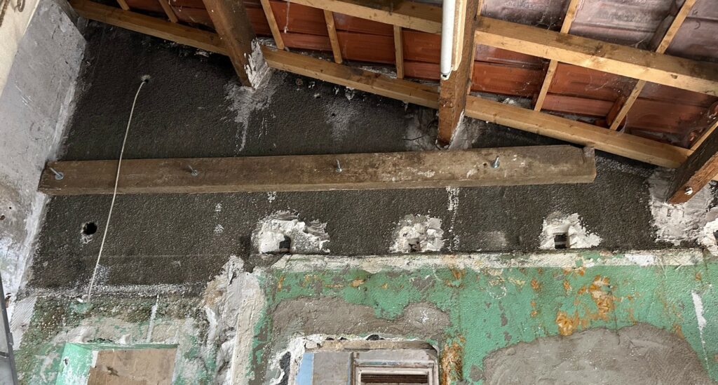 Pris du mur porteur en sandwich entre bastaings