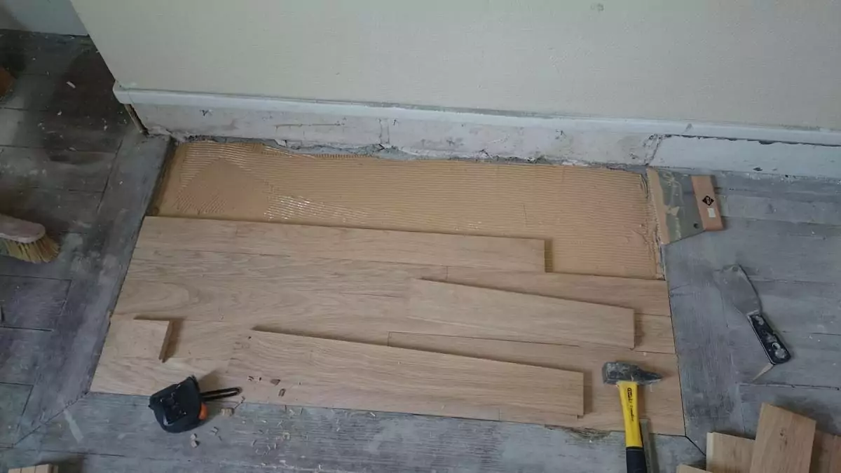 Poser le parquet collé