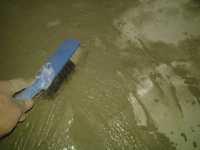 étaler barbotine avec colle carrelage