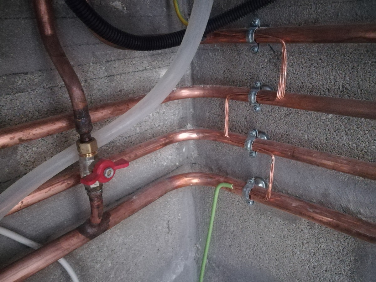 Liaison équipotentielle d'une installation de plomberie.